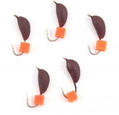 Мормышка безнасад. Яман Банан матовый шоколад, d-4 мм, вес 1 г, ядреный кубик красный (уп.5 шт)